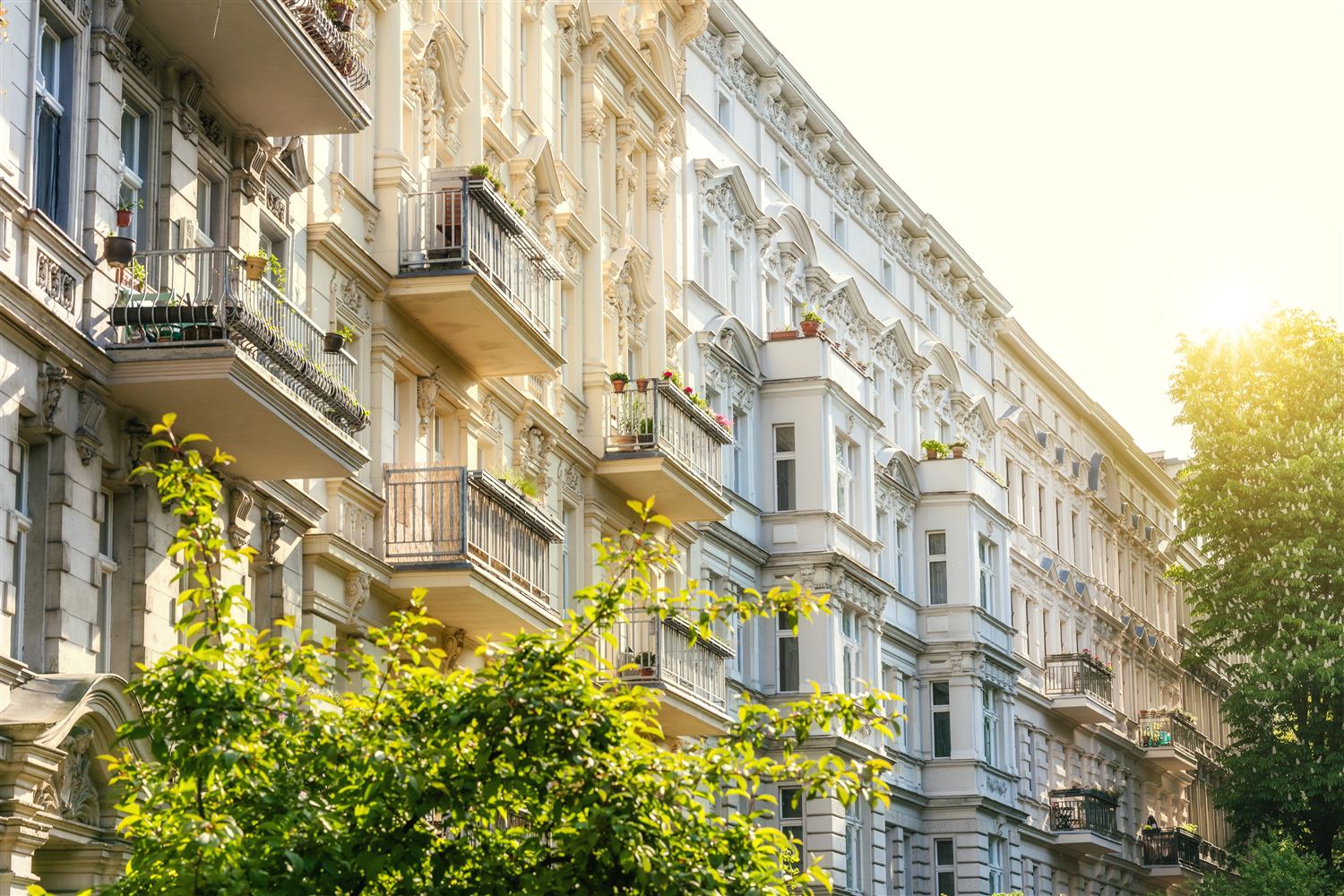 Klassische Berliner Altbaufassade im warmen Abendlicht