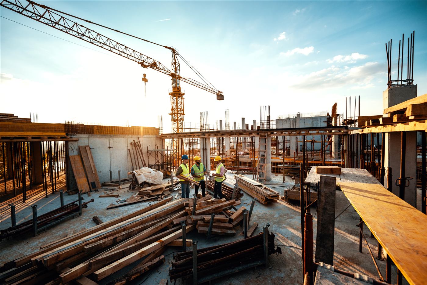 Baustelle mit Kran im Abendlicht
